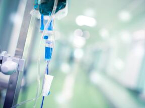 Plava intravenska infuzija u bolničkom holu kao simbol medicinski potpomognute smrti