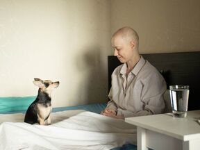 Onkološka pacijentkinja u bolnici i njen pas
