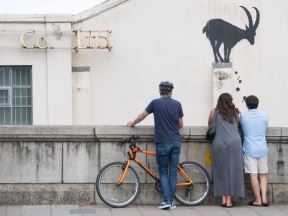 Ljudi gledaju Benksijev mural koze u Londonu