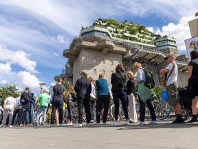 Ljudi čekaju u redu da obiđu nacistički bunker u Hamburgu koji je pretvoren u hotelski kompleks