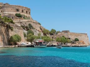 Brodić pristaje na ostrvu Spinalonga, na Kritu, gde je bila kolonija leproznih