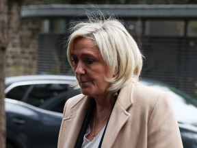 marin le pen stiže u sud na parizu zbog optužbi za proneveru evropskih fondova