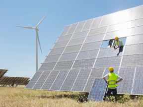 Radnici postavljaju solarne panele