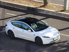 Muškarac vozi električni automobil Tesla