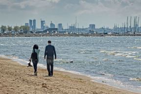 Muškarac i žena šetaju plažom u Talinu