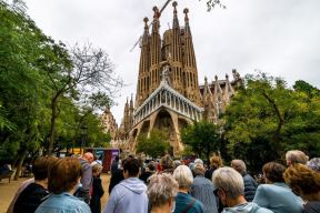 Turisti ispred Sagrada Familie