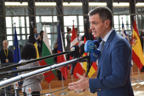 Španski premijer Pedro Sančez se obraća novinarima uoči samita EU