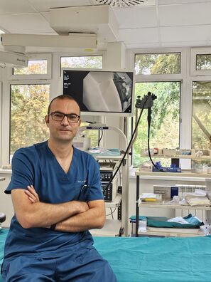Dr Dušan Popović u orginaciji, pored aparata za kolonoskopiju