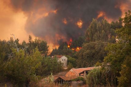 Drveće u plamenu i vatra koja se približava kućama u Portugalu