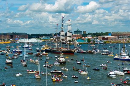 veliki broj čamaca, jedrilica i drugih brodova tokom pomorskog festivala Sail Amsterdam
