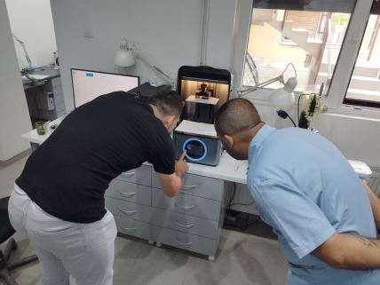Zubotehničar iz Šapca Marko Branković sa kolegom koristi 3D štampač koji je dobio uz pomoć programa EU PRO PLUS