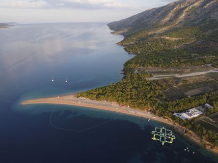 Pogled iz vazduha na Brač u Jadranskom moru