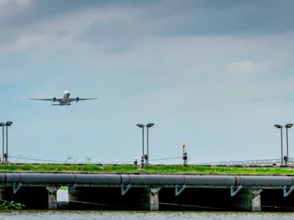 Solarni paneli na aerodromu i avion koji sleće