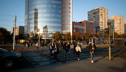 pešaci prelaze preko pešačkog prelaza na raskrsnici u Sarajevu
