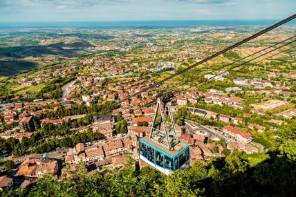 Žičara koja se izdiže iznad San Marina