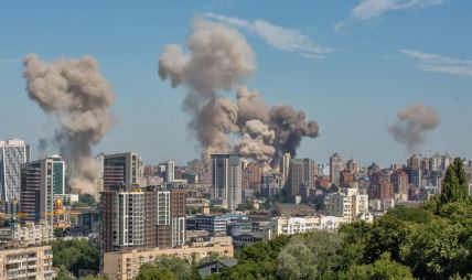 Oblaci dima se uzdižu iznad Kijeva nakon ruskog bombardovanja
