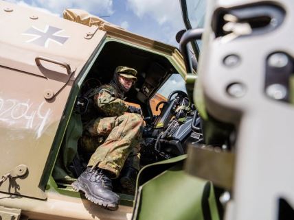 Nemački vojnik sedi u borbenom vozilu