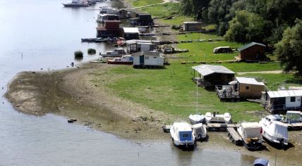 čamci na obali Beograda usled velike suše