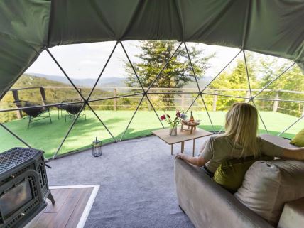 Žena u luksuznom glamping šatoru