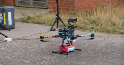 dron nosi defibrilator