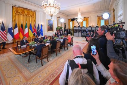 Lideri EU sede za stolom u Beloj kući sa Donaldom Trampom