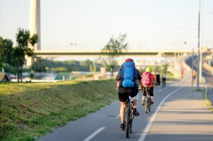 biciklisti voze biciklističkom stazom od Ade Ciganlije ka mostu na Adi