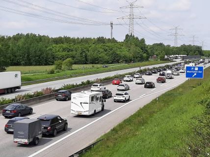 Automobili se kreću na nemačkom auto-putu