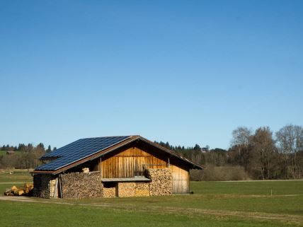 solarni paneli postavljeni na seoskoj kućici