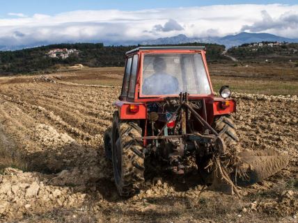 Poljoprivrednik i traktor