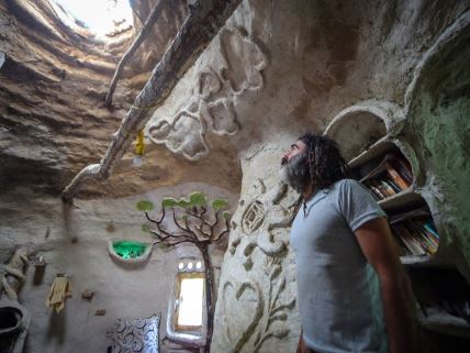 Dimče Ackov u svojoj kući sagrađenoj od blata i prirodnih materijala