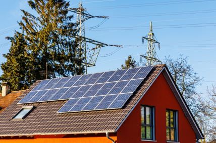 solarni paneli postavljeni na krovu kuće