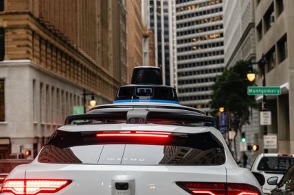 taksi vozilo kompanije Waymo koje nema vozača