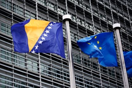 zastave bosne i hercegovine i evropske unije