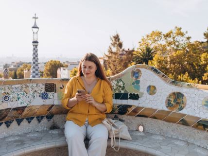 Žena koristi mobilni telefon