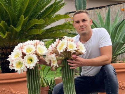 Milan Doroslovački sa kaktusima koje gaji u Bečeju