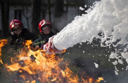 vatrogasci penom gase požar