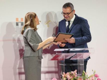 Dr Milan Žegarac preuzima ugovor o donaciji