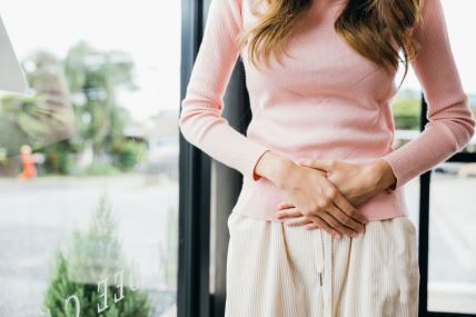 žena se drži za stomak zbog menstrualnih bolova