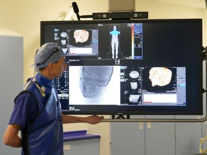 radiolog gleda u snimke pacijenata