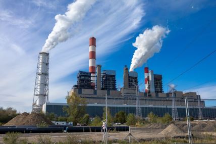 Objekat termoelektrane Nikola Tesla kod Obrenovca iz koga izlazi dim
