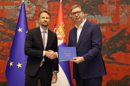 Andreas fon Bekerat uručuje izveštaj EU Aleksandru Vučiću