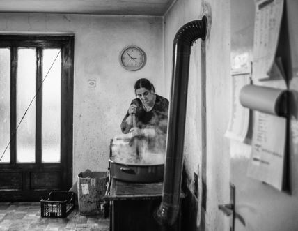 Pobednička fotografija Maje Stošić 'Prženje ajvara' u Paraćinu