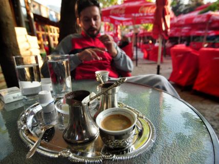 gost kafića u Sarajevu pije bosansku kafu ili kahvu