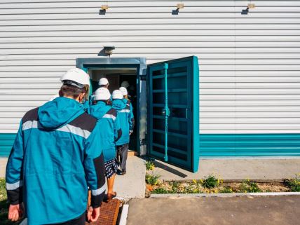 Radnici ulaze u fabriku oružja