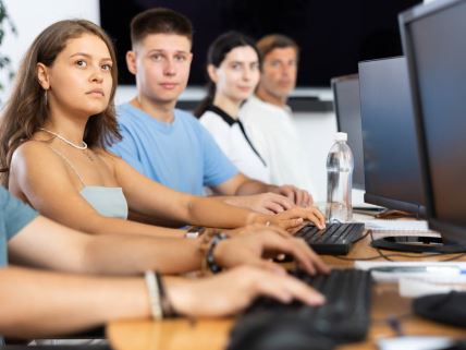 Srednjoškolci na času