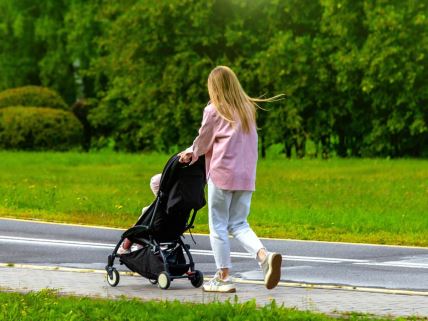 Majka sa bebom u kolicima