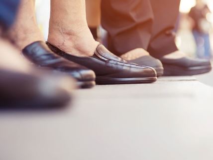 Stari čekaju u redu