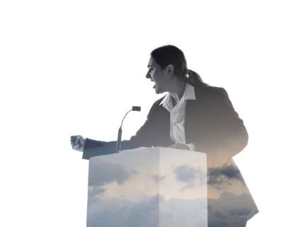 Mlada političarka za govornicom