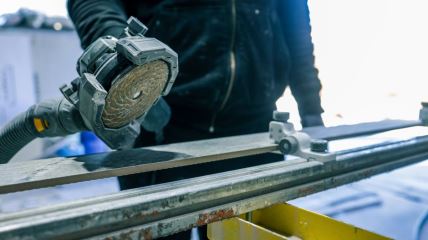 radnik mašinom seče pločice