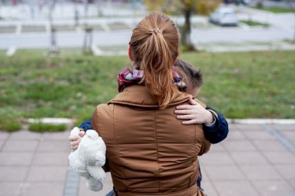 žena drži dete u naručju